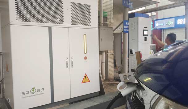 【重卡电动先锋】极悦娱乐300-400kW重卡充电桩：亮点与应用典范(图2)